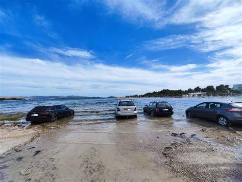 parkování u pláže na Algarve