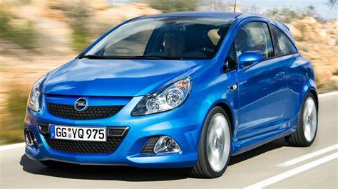 Opel Corsa OPC v jízdě po okresní silnici