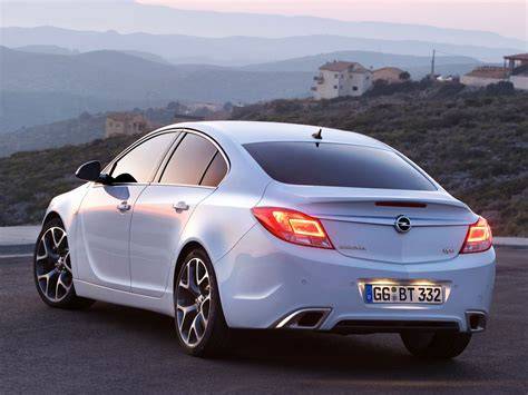 Opel Insignia OPC - profil s výraznými nárazníky a koncovkami výfuku