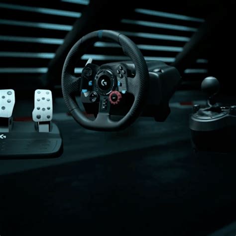 Detailní záběr na pedály herního volantu Logitech G29