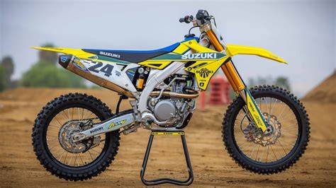 informační grafika o motocross modelech Suzuki