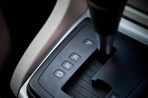 Infografika: základní ovládání automatické převodovky (polohy P, R, N, D, M a tipy pro jízdu)