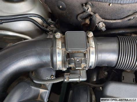 Schéma umístění váhy vzduchu v sacím potrubí Mercedes E