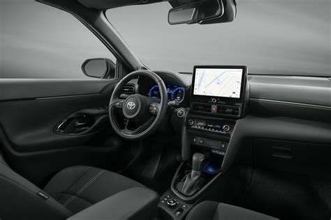 Komplexní grafika s typy motorů a dílů pro Toyota Yaris