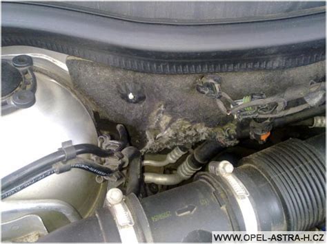 Umístění zásobníku kapaliny v motorovém prostoru Opel Meriva