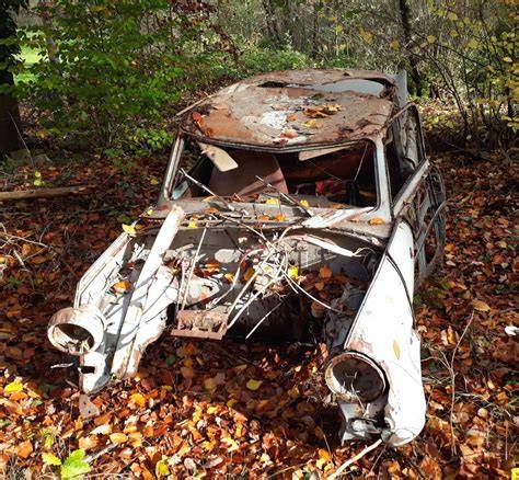 Automobilový vrak a díly ve skladu