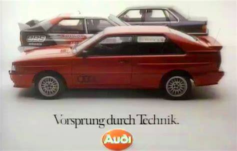 Infografika: Vývoj sloganu Vorsprung durch Technik a klíčové milníky Audi