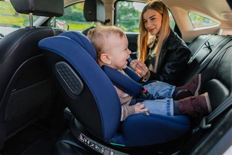 dětská sedačka a navigace v zapůjčeném autě