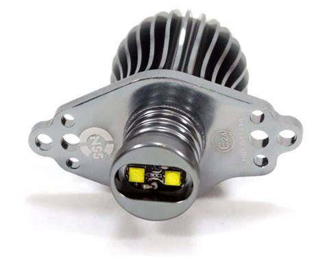 Obrázek znázorňující DRL LED diody v mřížce BMW E90