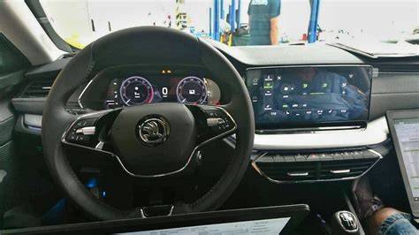 Interiér Octavia IV s novým volantem a tlačítky