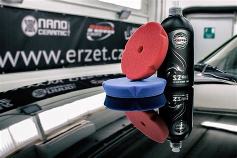 detailní záběr na leštění karoserie