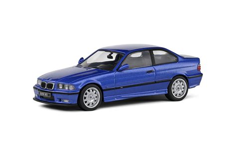 Boční profil BMW E36 Coupé s důrazem na jeho elegantní linie