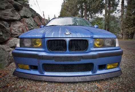 Detail přední masky BMW E36 s integrovanými ledvinkami a světlomety