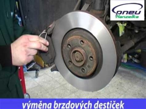 Detail opotřebených brzdových destiček a vodících čepů.