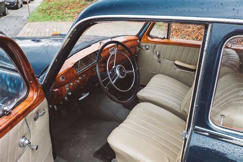 Mercedes 220S Ponton interiér dřevěná palubovka