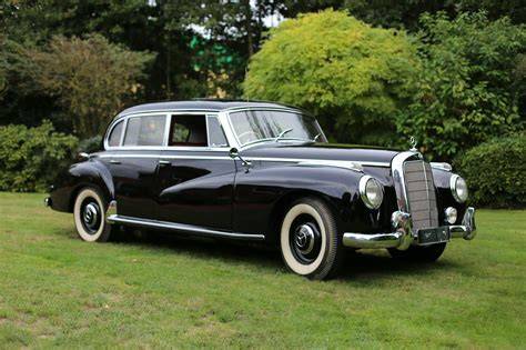 Mercedes Adenauer 300 W186 klasická limuzína