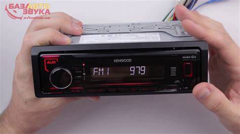 Současný obrázek znázorňující Kenwood KMM-104RY a jeho rozhraní
