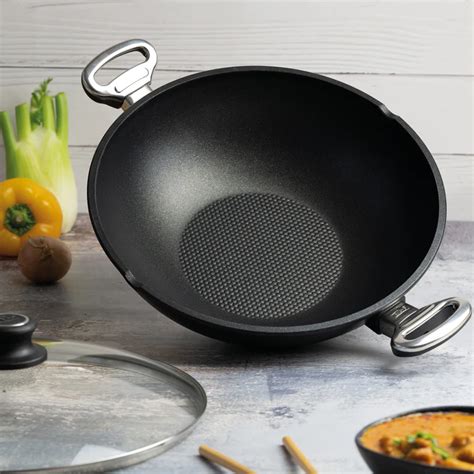 kvalitní wok na indukci s poklicí