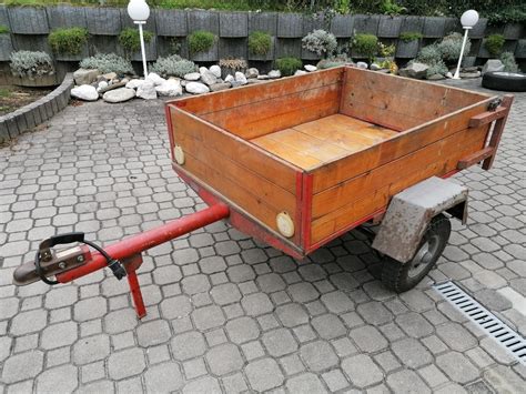 Malý přívěsný vozík s dřevěnou korbou na zahradu