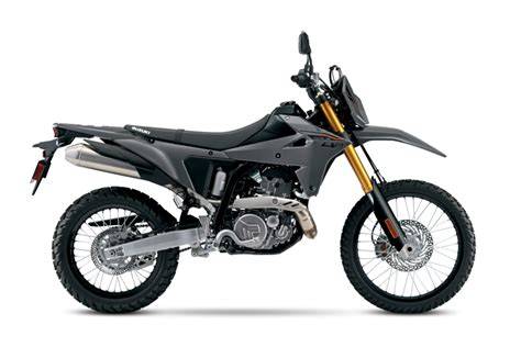 grafika porovnání DR-Z 400 SM a enduro verze