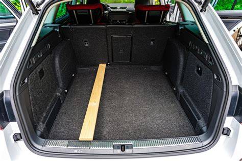 Kufrové prostory u Superb Combi a Passat Variant