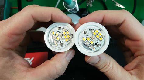 LED žárovky v rukou mechanika