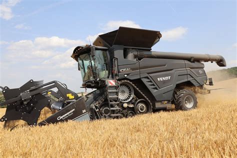 Fendt IDEAL 9T s joystickovým řízením a žacím adaptérem TruFlex Razor 35