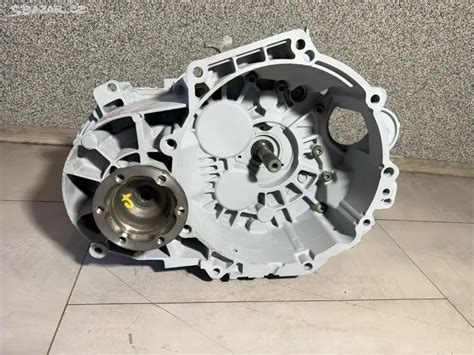 manuální převodovka v ruce mechanika