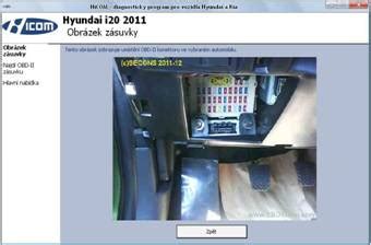 Detailní pohled na diagnostickou zásuvku OBD-II.