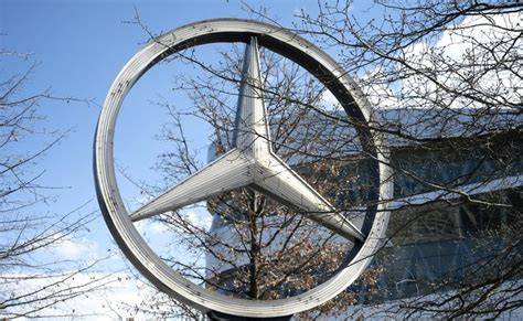 Logo Mercedes-Benz - trojcípá hvězda v kruhu