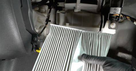 kabinovy filtr umisteni Opel Corsa 1998