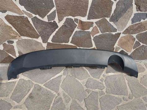 Ilustrační foto zadního nárazníku Peugeotu 407 s viditelnými parkovacími senzory