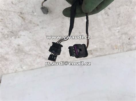 Detail konektoru parkovacího senzoru s možnou korozí