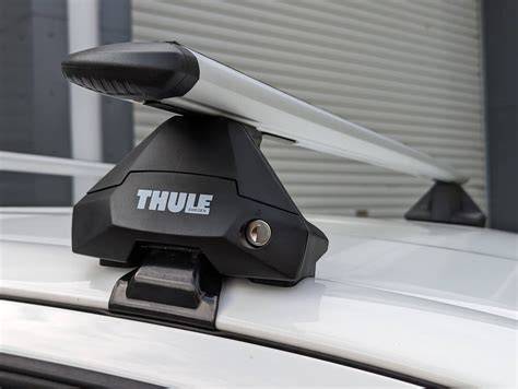 Obrázek ukazující patky Thule 753, WingBar a WindDiffuser na střeše vozu