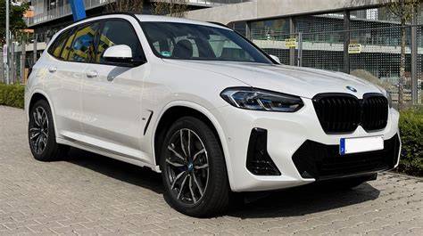 infografika: srovnání motorů BMW X3 G01, nosnost tažného zařízení, vybrané verze