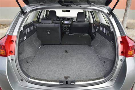 Zadní prostor Auris Touring Sports s koly