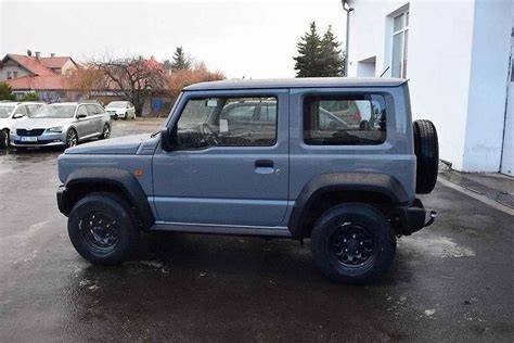 Obrázek: Suzuki Jimny v centru města a terénu