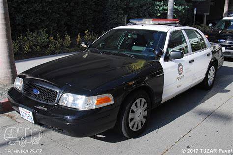 Ford Crown Victoria policejní vůz černo-bílý