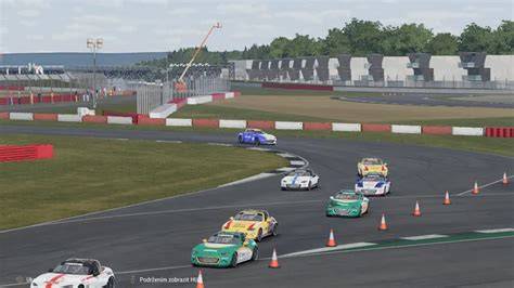 Infografika: Přehled kategorií automobilových her (závodní, drift, simulace, arkády)