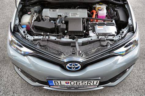 Toyota 1.8 VVT-i motor pod kapotou