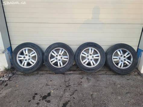 Hyundai Coupe pneumatiky a kola zblízka