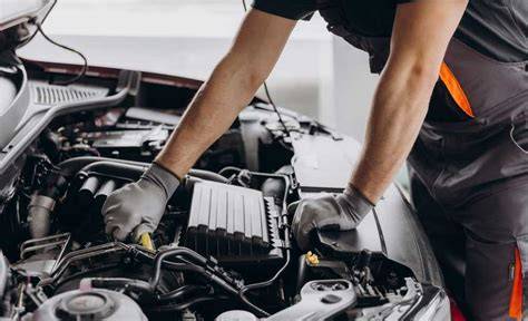 Opel servisní dílna mechanici opravují auto