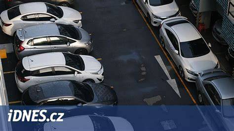 firemní auto na parkovišti, čelní pohled