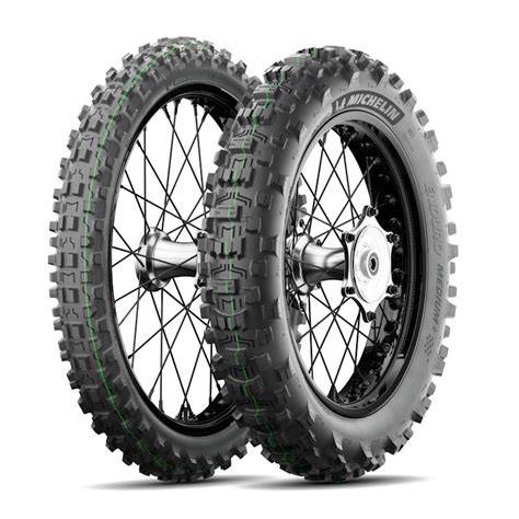 motocyklová pneumatika v náklonu na zatáčce