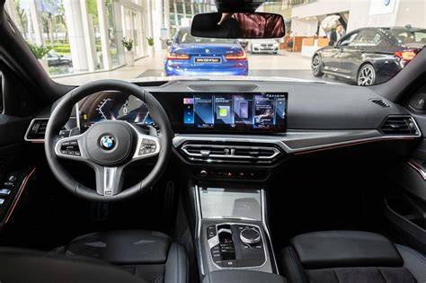 BMW 320i interiér a výhled z boku