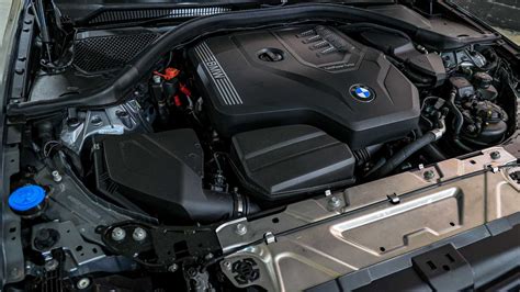 BMW 320i motor a pohled na výfuk