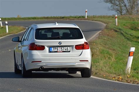 BMW 320i jako ikona řady 3 při jízdě po dálnici