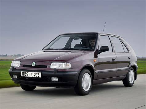 Škoda Felicia hatchback před faceliftem a po faceliftu
