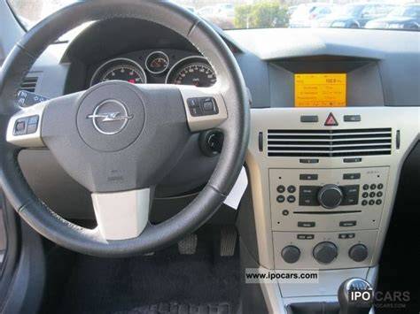 Opel Astra H Caravan interiér a palubní počítač