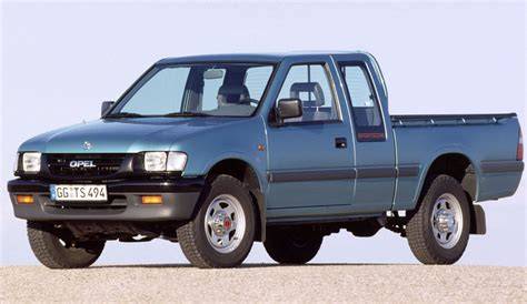 Infografika porovnání verzí motorů Opel Campo Single Cab (tabulka klíčových údajů: motor, objem, výkon, točivý moment, pohon)